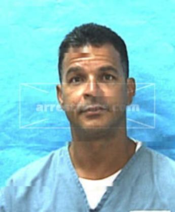 Luis E Cruz